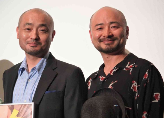 宇野祥平とどぶろっく江口直人の2ショット写真
