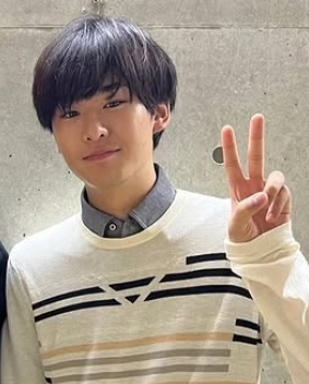 吉田晴登ピースしている写真