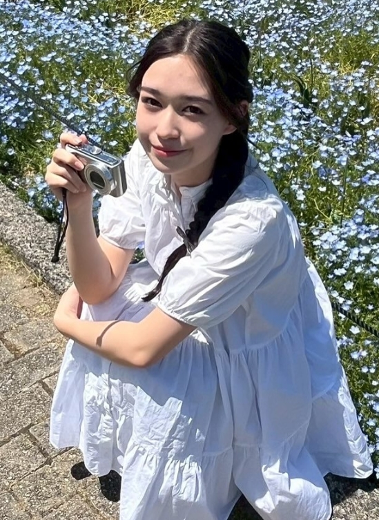 マグダウル凛奈さんがネモフィラの咲く公園に遊びに行った時の写真