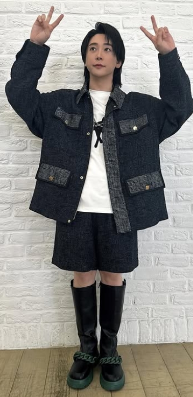 ピースをしている大森元貴