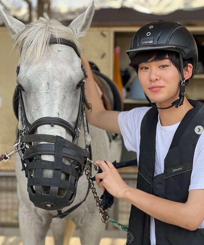 吉田晴登が乗馬をしている写真