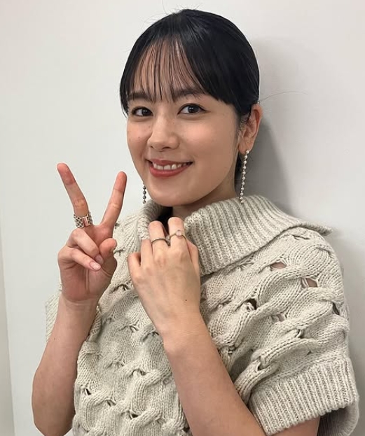 筧美和子さんのがピースしている写真