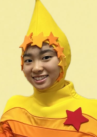 村山輝星が被り物をしている