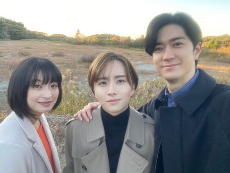 板垣李光人さん、門脇麦さん、中島裕翔のスリーショット
