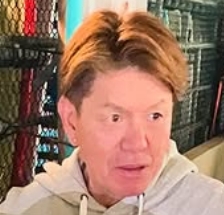 ヒロミの還暦祝いのプレゼントを渡された時の写真