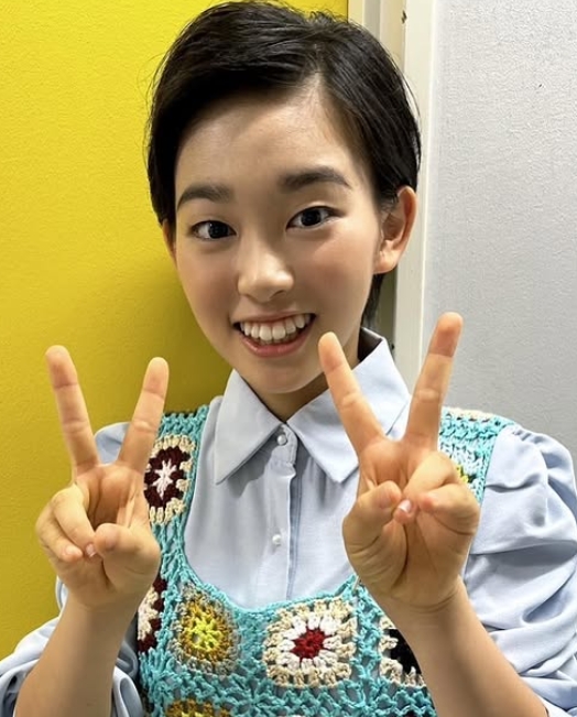 村山輝星がピースしている写真