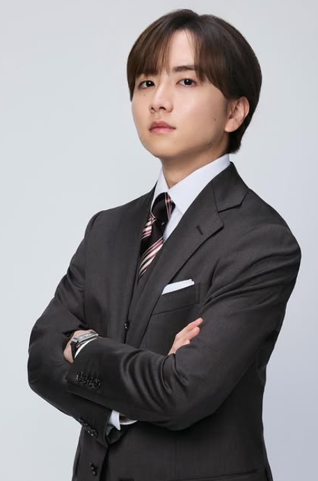 スーツ姿の板垣李光人さん