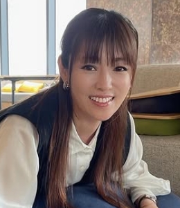くつろいでいる深田恭子
