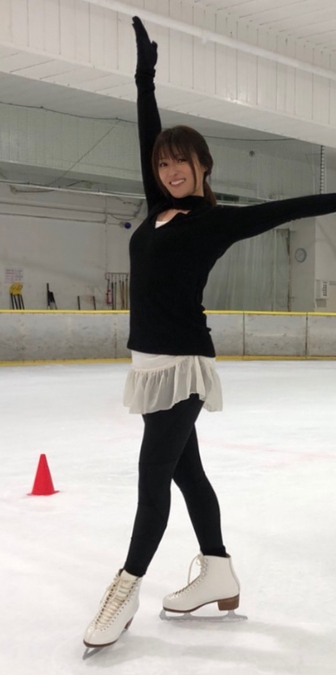 アイススケートをしている深田恭子