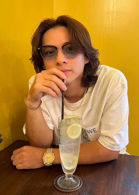 平野紫耀がサングラスをかけており、カフェでレモンスカッシュを飲んでいる写真