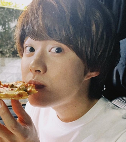大橋和也がピザを食べる写真