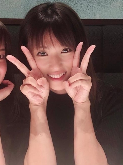ピースサインをしている深田恭子
