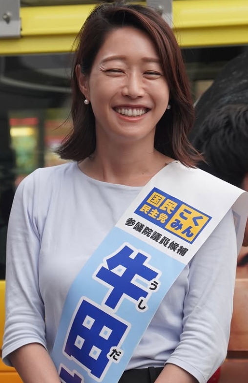 笑顔で選挙活動をしている牛田まゆさん