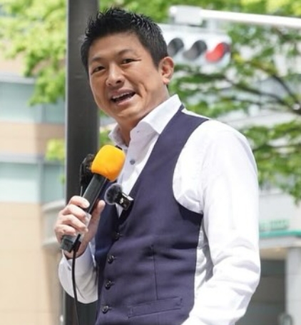 街頭演説をしている神谷宗幣さん