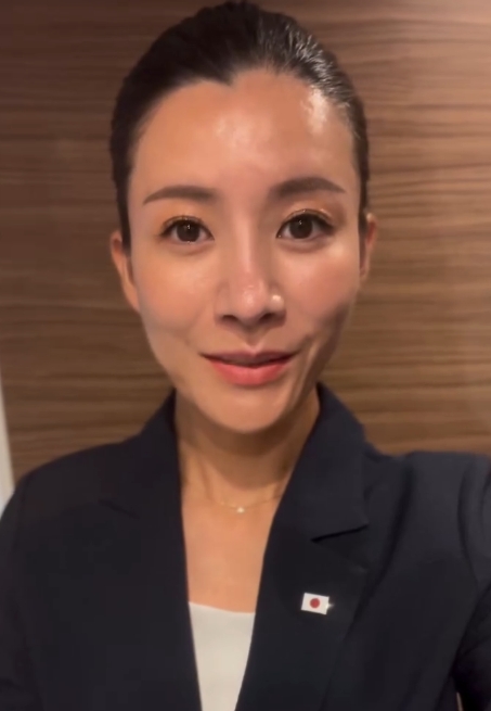スーツ姿の吉川りな