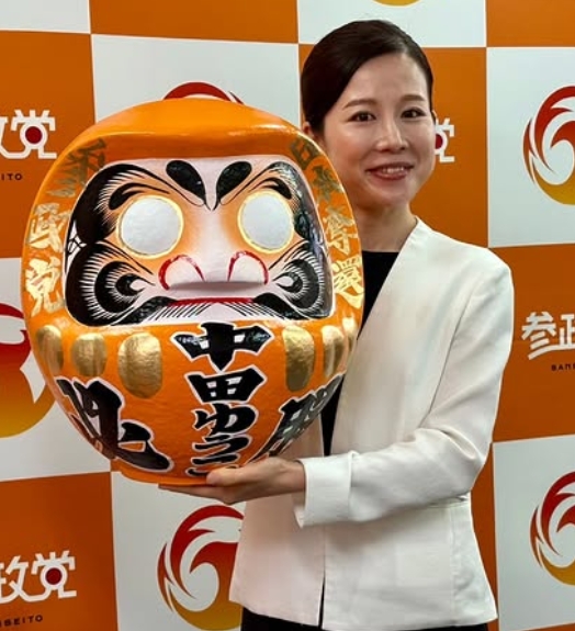 必勝だるまを持っている中田ゆうこ