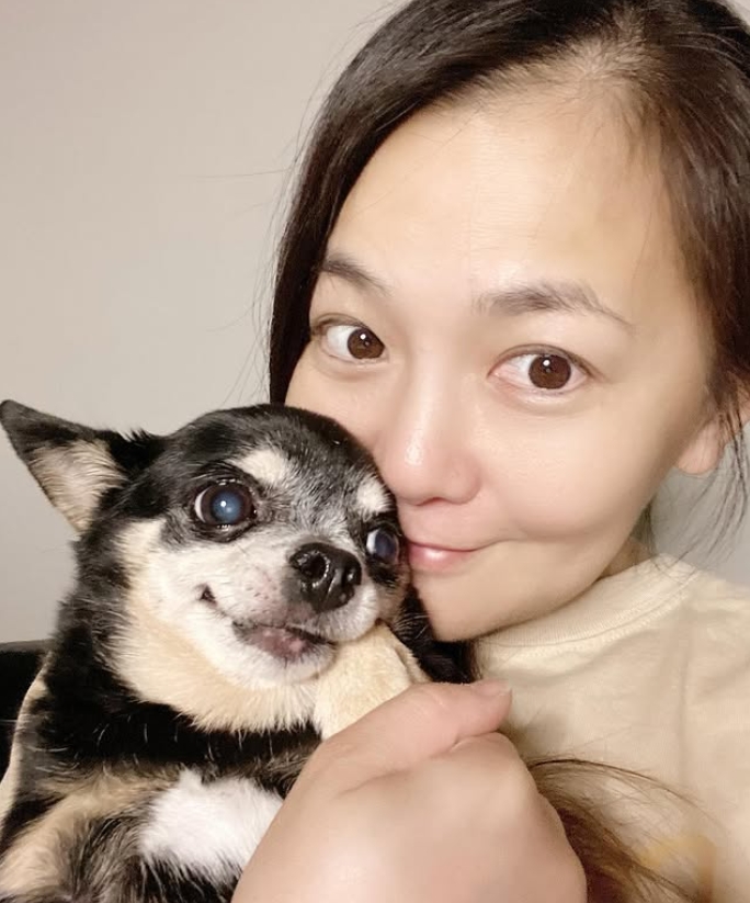犬とツーショット写真を撮る華原朋美