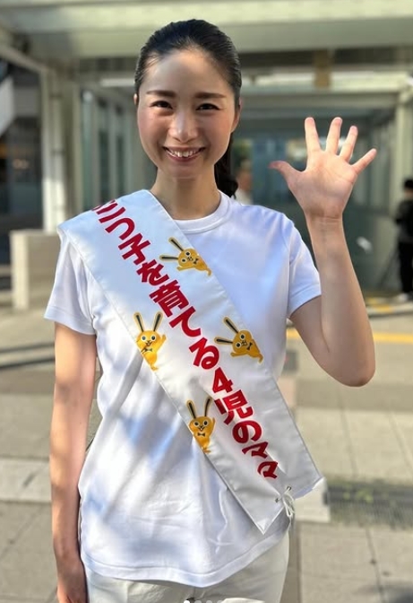 手を振る日野さりあ


