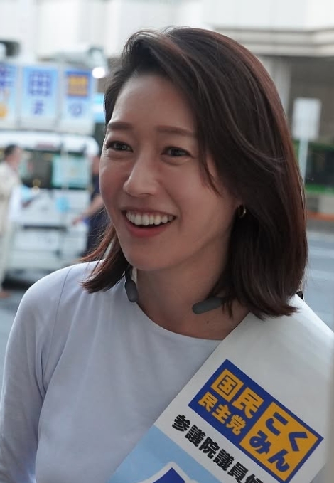 選挙活動中の牛田まゆさん
