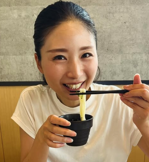 食事中の日野さりあ
