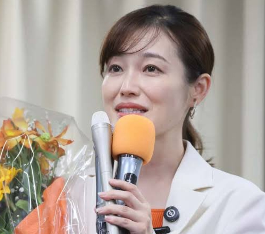 参議院議員選挙初当選のインタビューを受けている参政党のさや