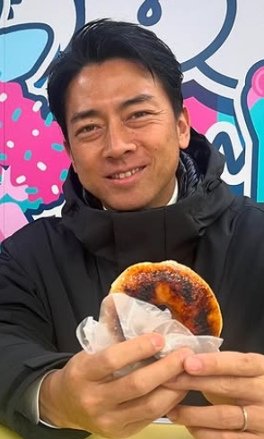 スイーツを食べる小泉進次郎