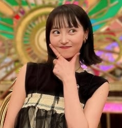 テレビ番組のスタジオでポーズをとる倉中るな