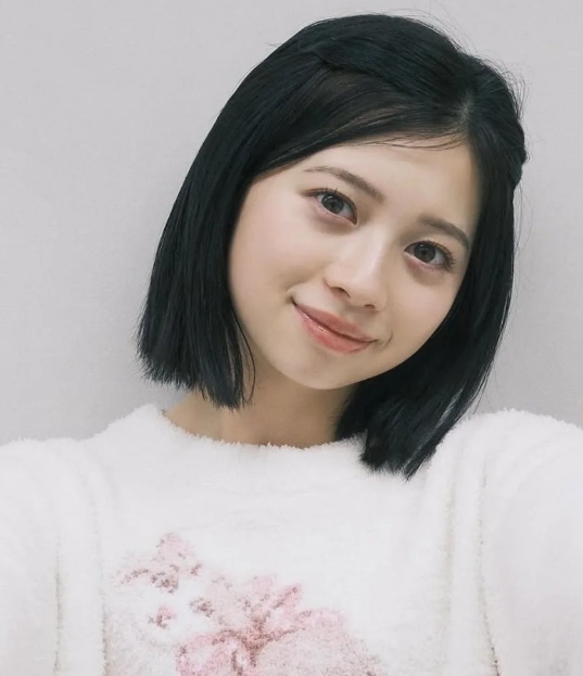 頭を傾けてほほ笑んだ姿の桜田ひより