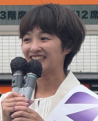選挙演説中の吉田綾
