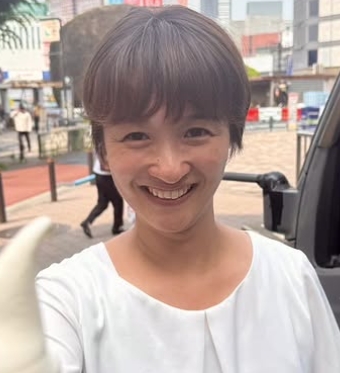 アイスクリームを食べている吉田綾さん

