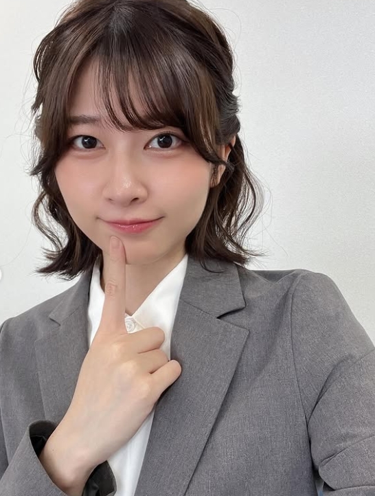荒木佐保里のスーツ姿