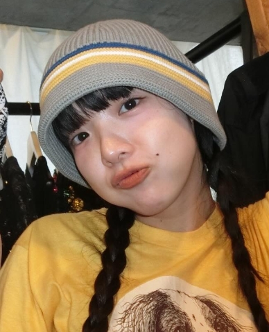 ピースサインで写真を撮るあいみょん