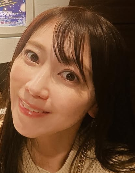 映画鑑賞後に笑顔で映る飯田圭織
