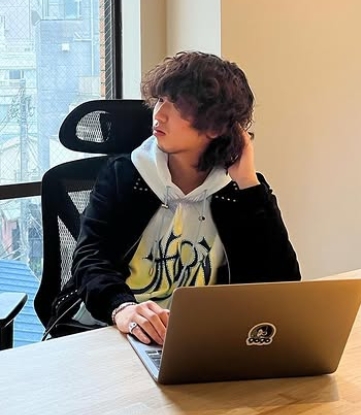 ノートPCでデスクワークをしているゆとりくん