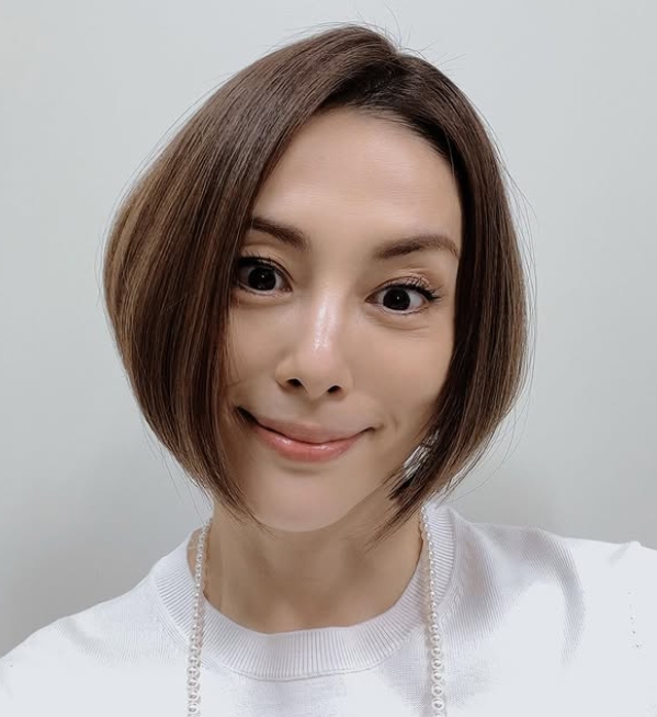 米倉涼子さんの顔のアップの画像。髪型がショートでストレート