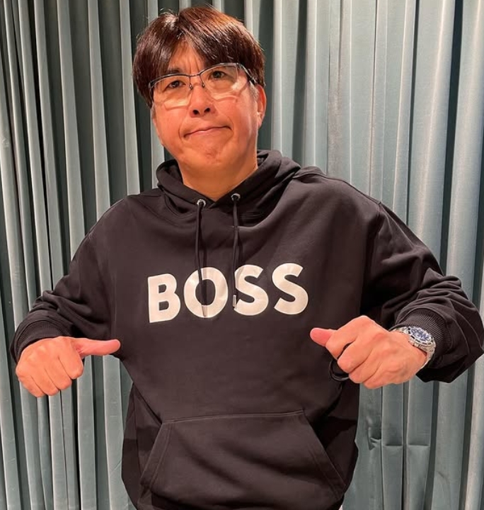 BOSSのパーカー（黒色）姿の石橋貴明さん