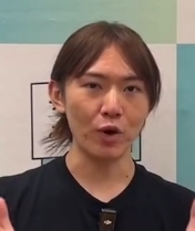 仕事の話をしている安野貴博