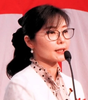 仕事中の加藤鮎子

