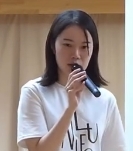 演説中の安野貴博の妻の黒岩里奈
