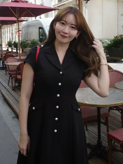パリの街中で黒のワンピース姿の小嶋陽菜