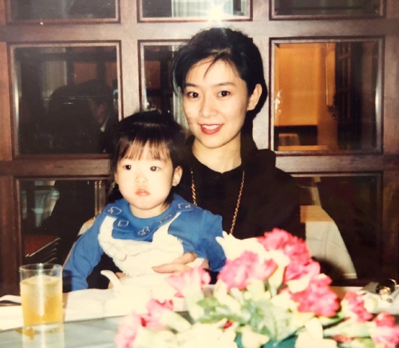 石橋穂乃香さんが幼少期のころに母・岩田雅代さんと撮影されたツーショット写真