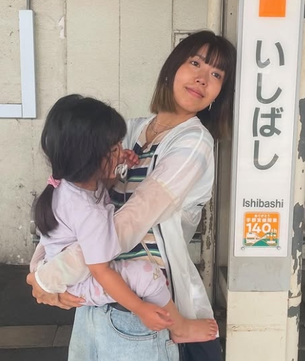 栃木県のJR宇都宮の石橋駅で娘を抱きかかえている石橋穂乃香さん