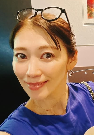 映画鑑賞後に記念撮影をする飯田圭織
