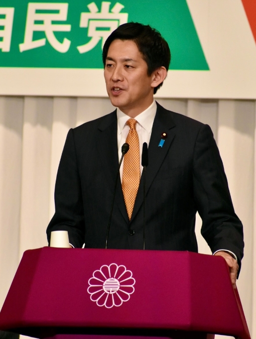 自民党の総裁選所見発表演説会で演説している小林鷹之
