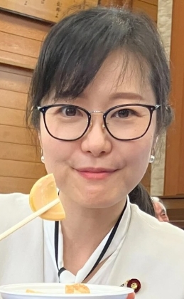 食事中の加藤鮎子
