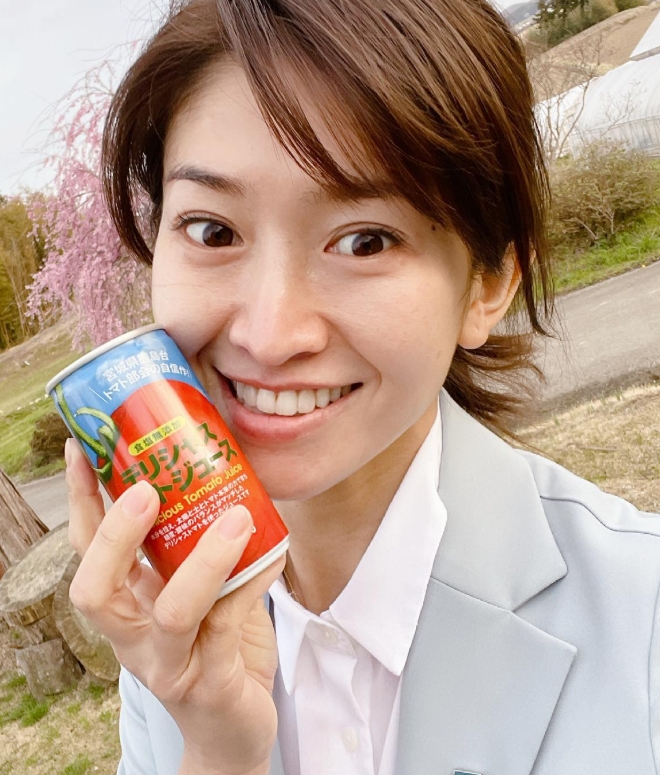 缶ジュースを顔につけて写っている森下千里