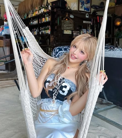 カフェの中でハンモックに身を預けるようにしている今井アンジェリカ