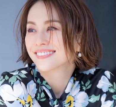 花柄のワンピースが似合う米倉涼子
