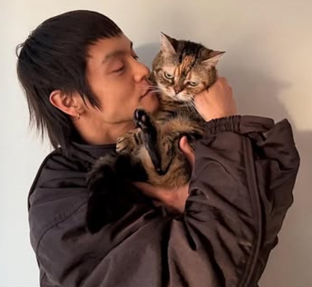 猫を抱きかかえて顔に近づけて一緒に写っている窪田正孝