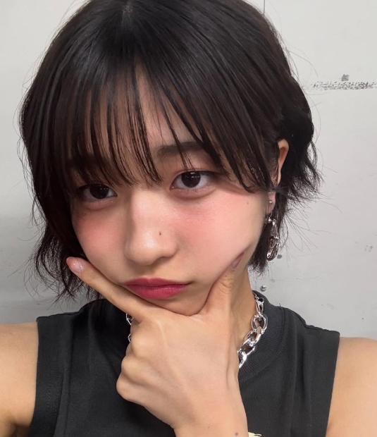ショートヘアーで黒のノースリーブを着ている
顎に手を当ててポーズをしている沢田京海